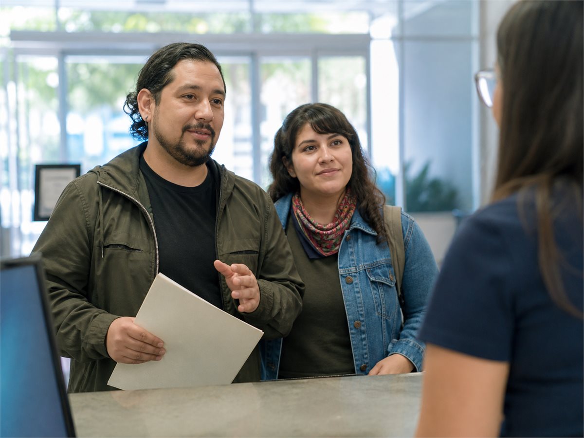Persona adulta orientándose en un servicio público con acompañamiento elegido