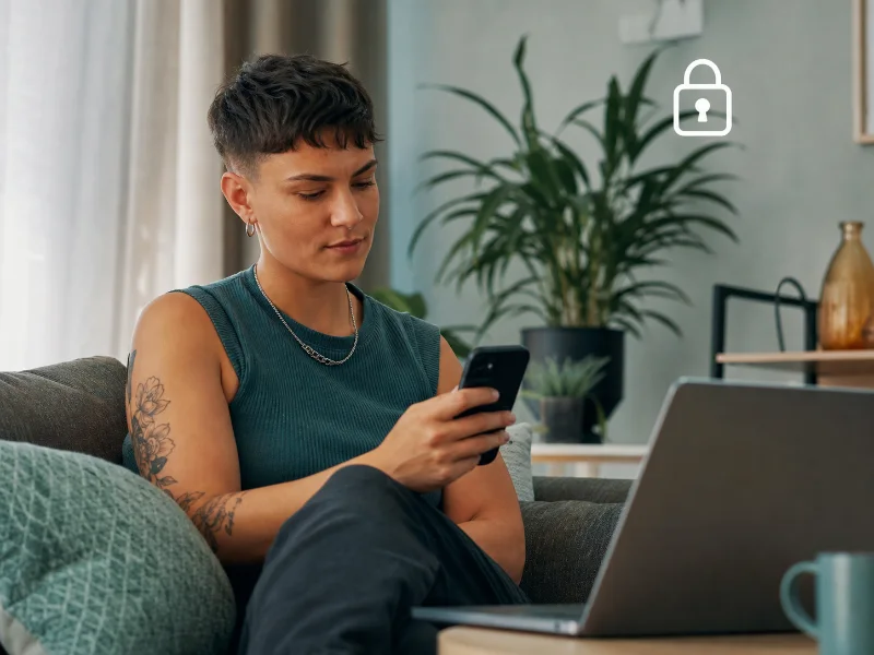 Persona adulta utilizando recursos digitales con privacidad