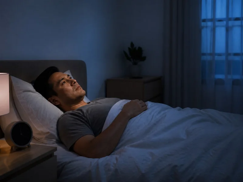 Persona adulta despierta durante la noche con dificultad para conciliar el sueño
