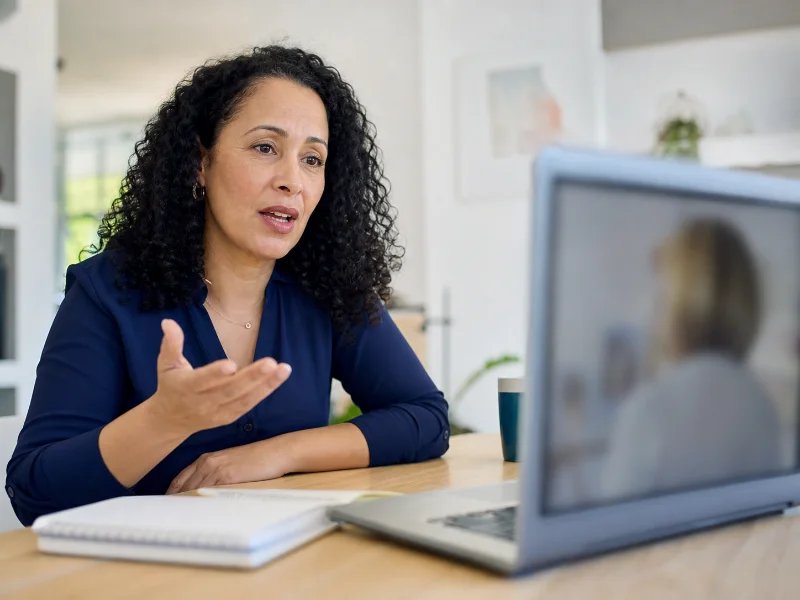 Mujer formula una pregunta durante una consulta online sobre insomnio